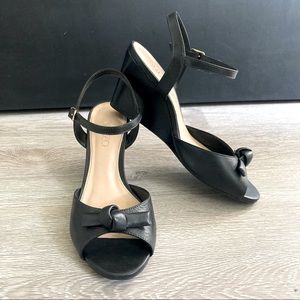 Wedge sandals w/ knot detail